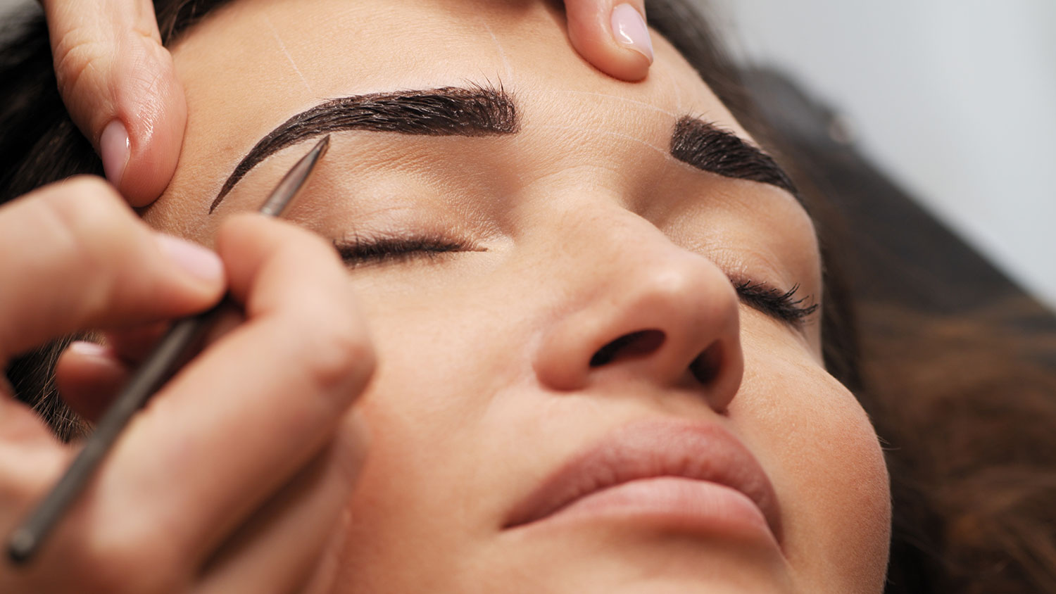 Épilation sourcils complet - 10 min.